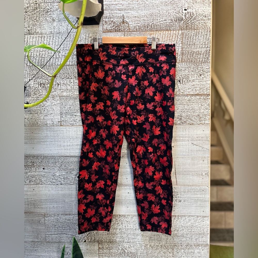 3/$30 | EH! | Canadian Maple Leaf Capri-Length Leggings - Women's M, Red/Black